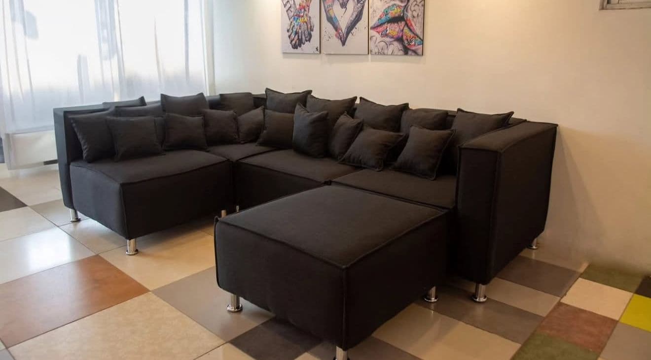 Sofá seccional negro fabricado por Meken Living